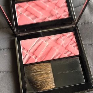 Burberry light glow blush, No 5 Blossom